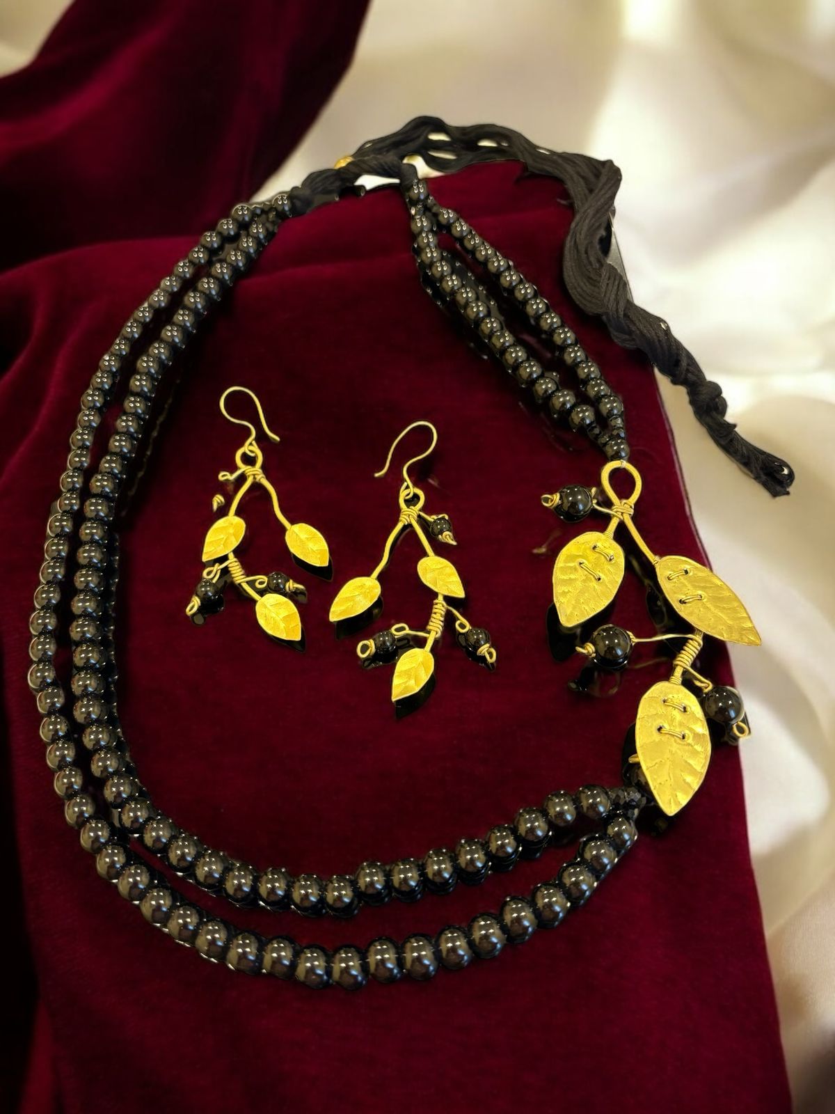 black-beaded-leafy-pendant-brass-necklace-jewelry-set-necklace-earrings