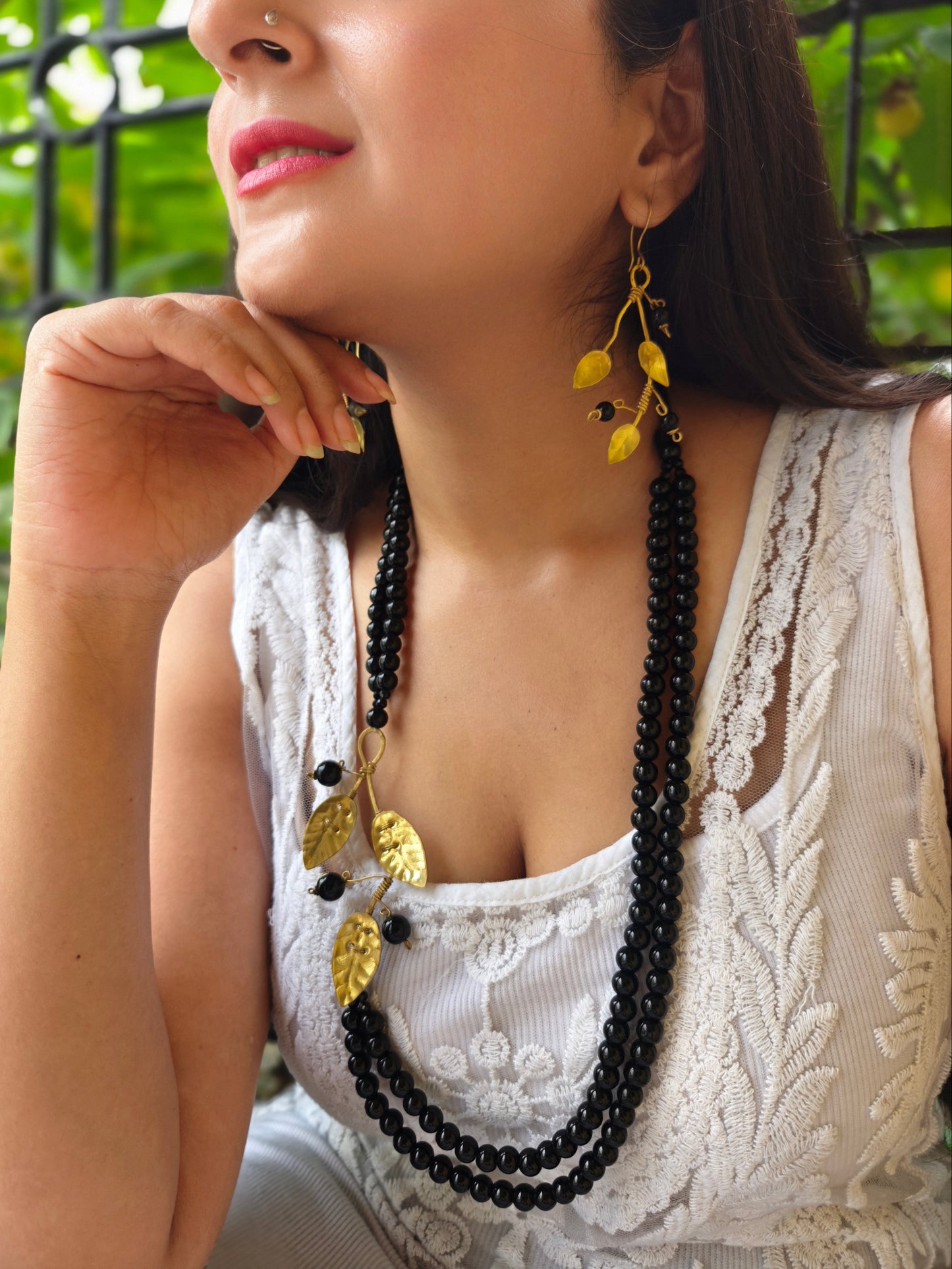 Black Beaded Leafy Pendant Brass Necklace Jewelry Set (Necklace, Earrings)