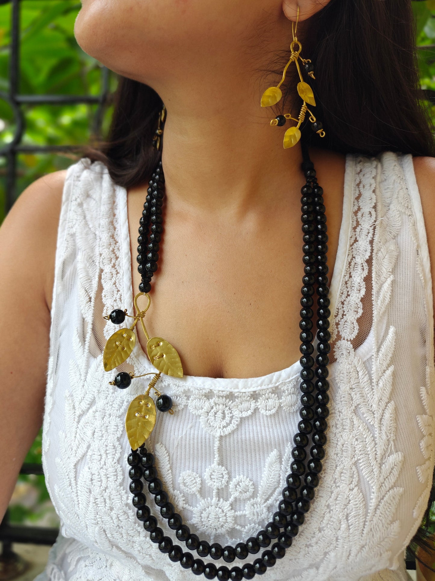 Black Beaded Leafy Pendant Brass Necklace Jewelry Set (Necklace, Earrings)