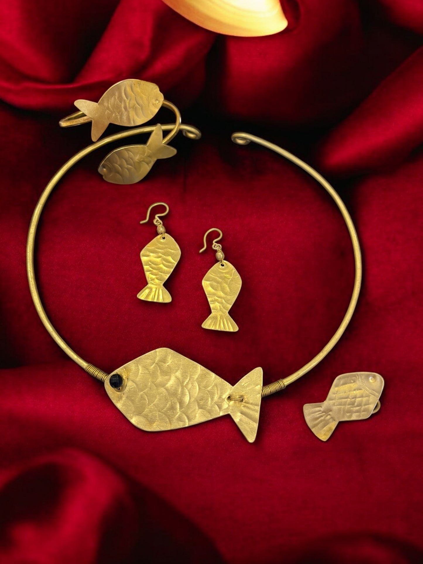 meenakshi-brass-hasli-necklace-jewelry-set-necklace-earrings-bracelet-ring