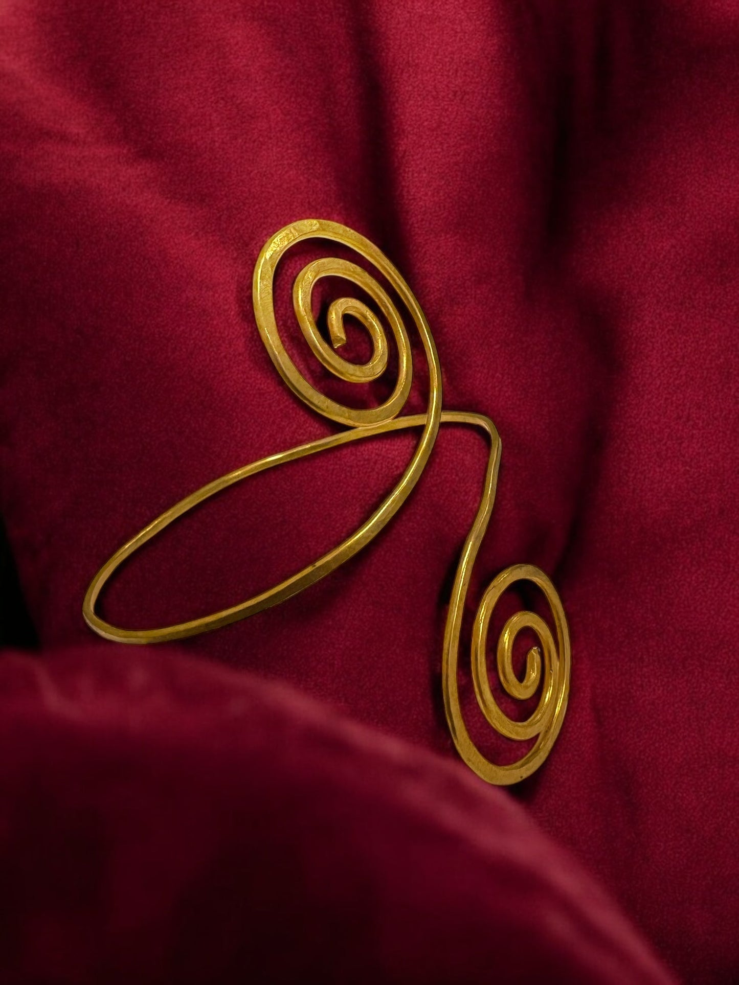 diagonal-spirals-brass-bracelet