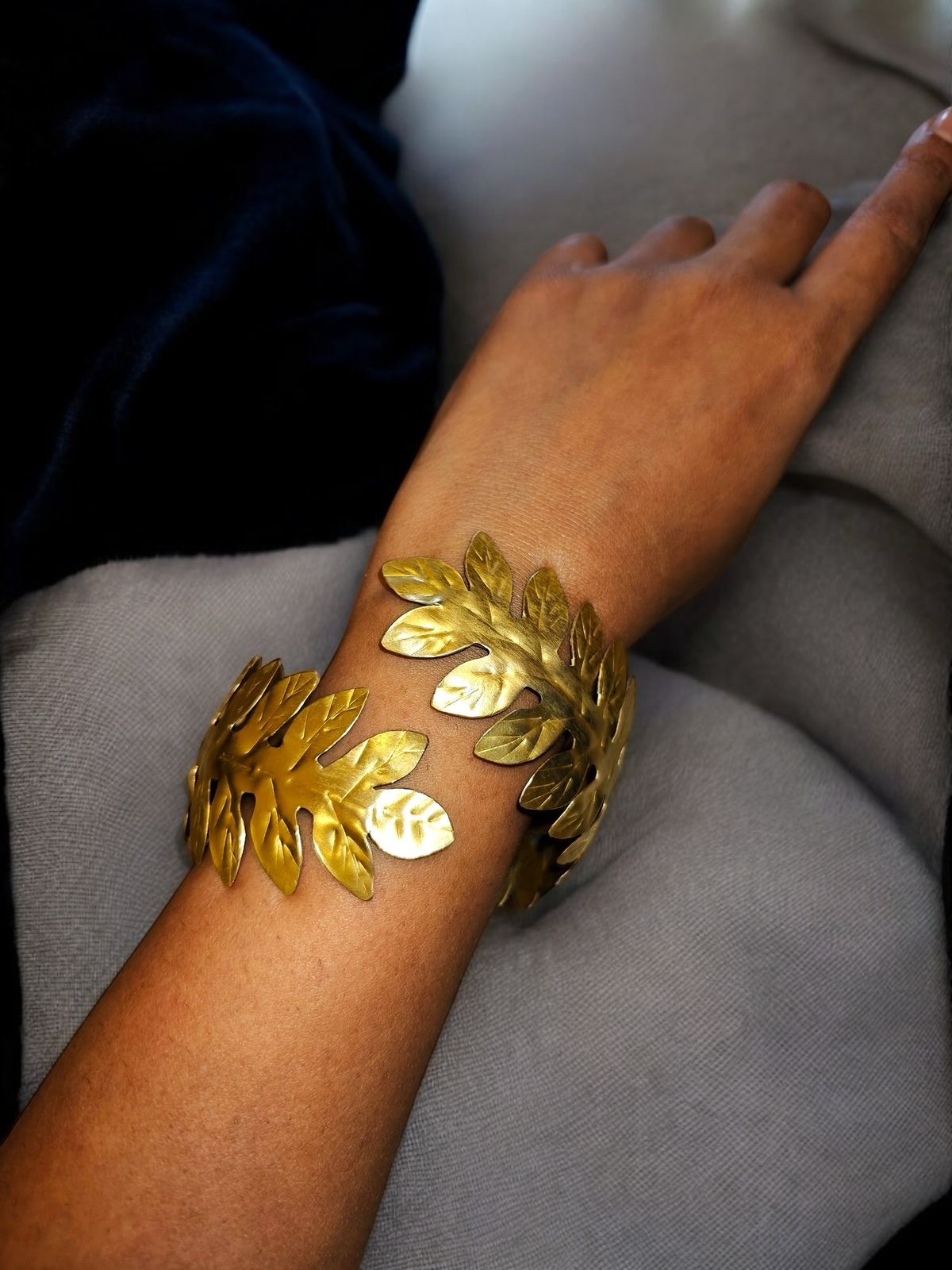 curvy-leaf-wrap-brass-bracelet