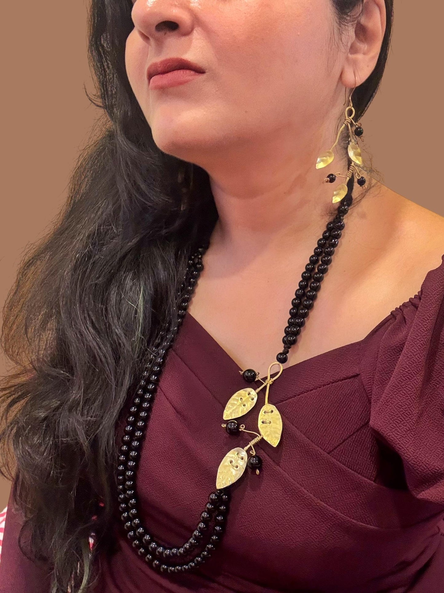 black-beaded-leafy-pendant-brass-necklace