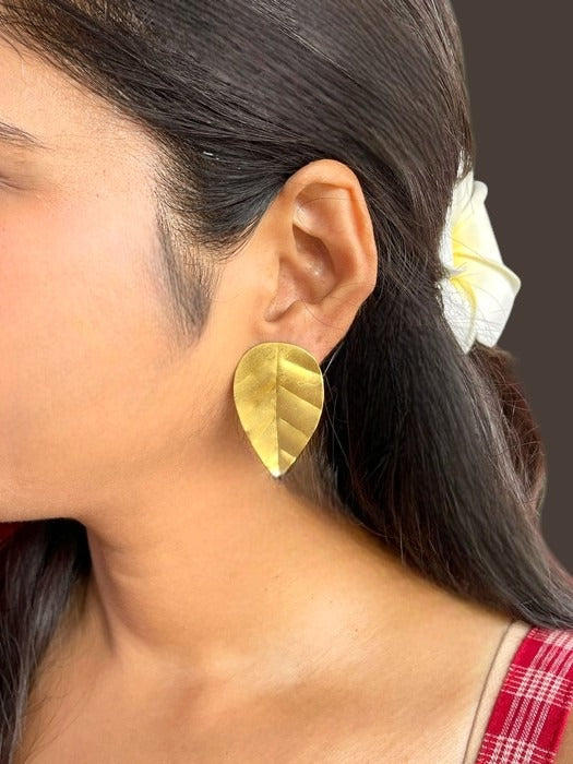 leaf-brass-stud-earrings