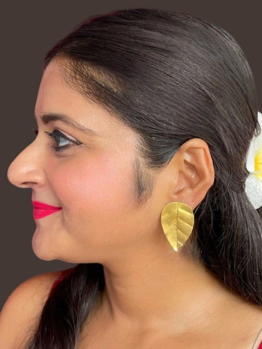 leaf-brass-stud-earrings