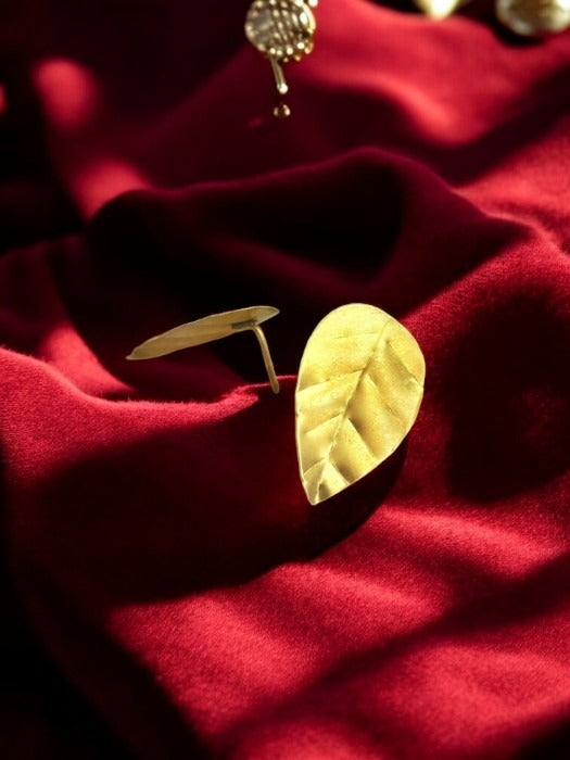 leaf-brass-stud-earrings