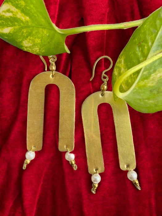 horse-shoe-brass-earrings