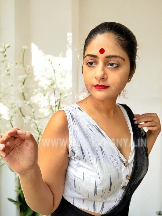 WonderNaari Sleeveless Ikkat Print Cotton Blouse- White