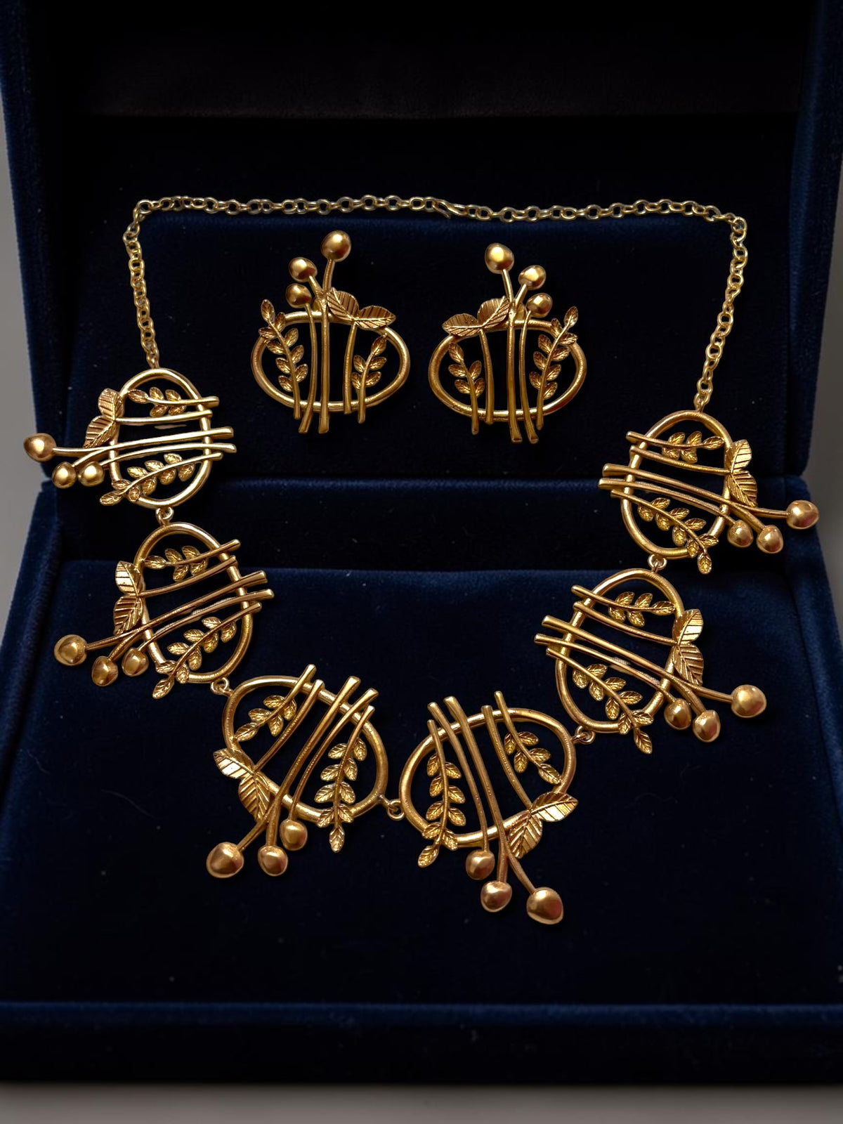 Gulistan Premium Sculptural Brass Necklace Jewelry Set (Necklace, Earrings)
