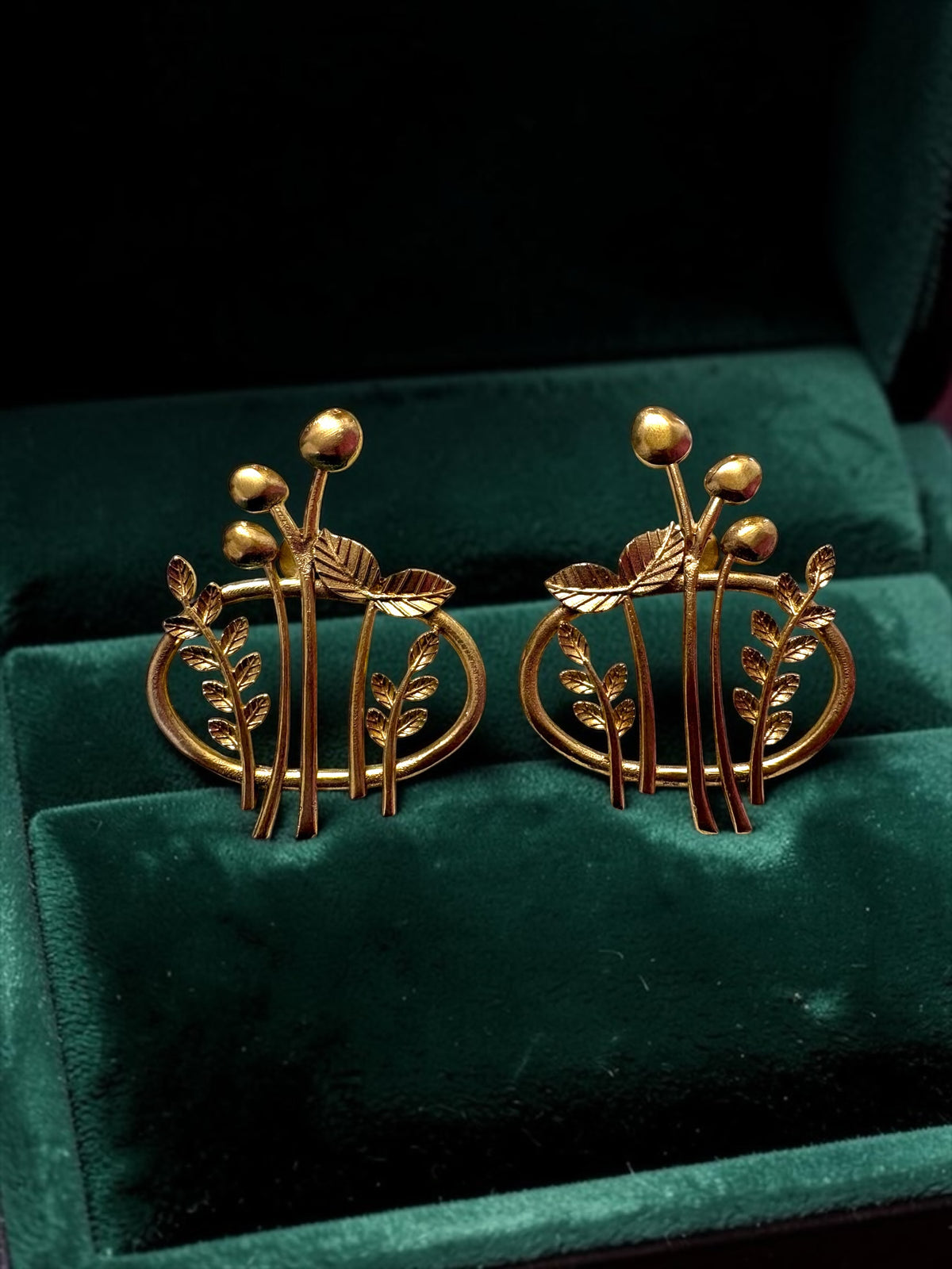 Gulistan Premium Sculptural Brass Necklace Jewelry Set (Necklace, Earrings)
