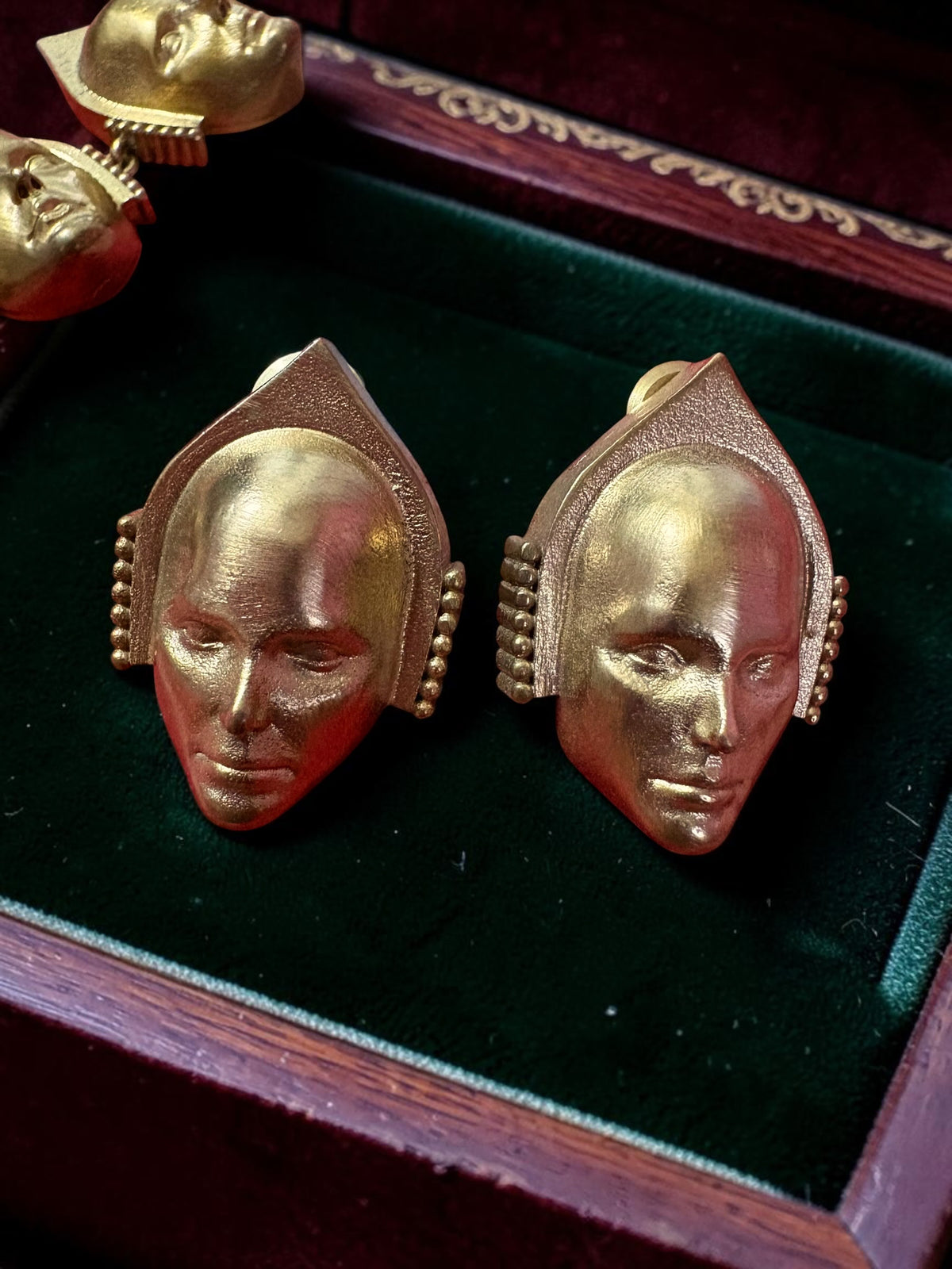 Chehra Premium Sculptural Brass Necklace Jewelry Set (Necklace, Earrings)