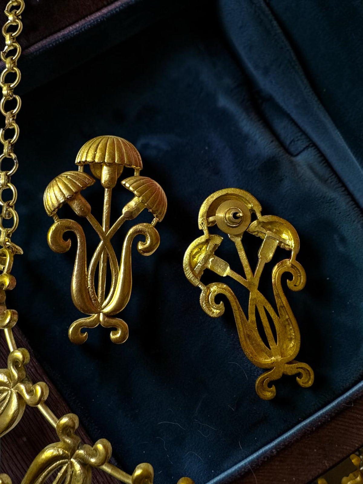 Amanita Premium Sculptural Brass Necklace Jewelry Set (Necklace, Earrings)