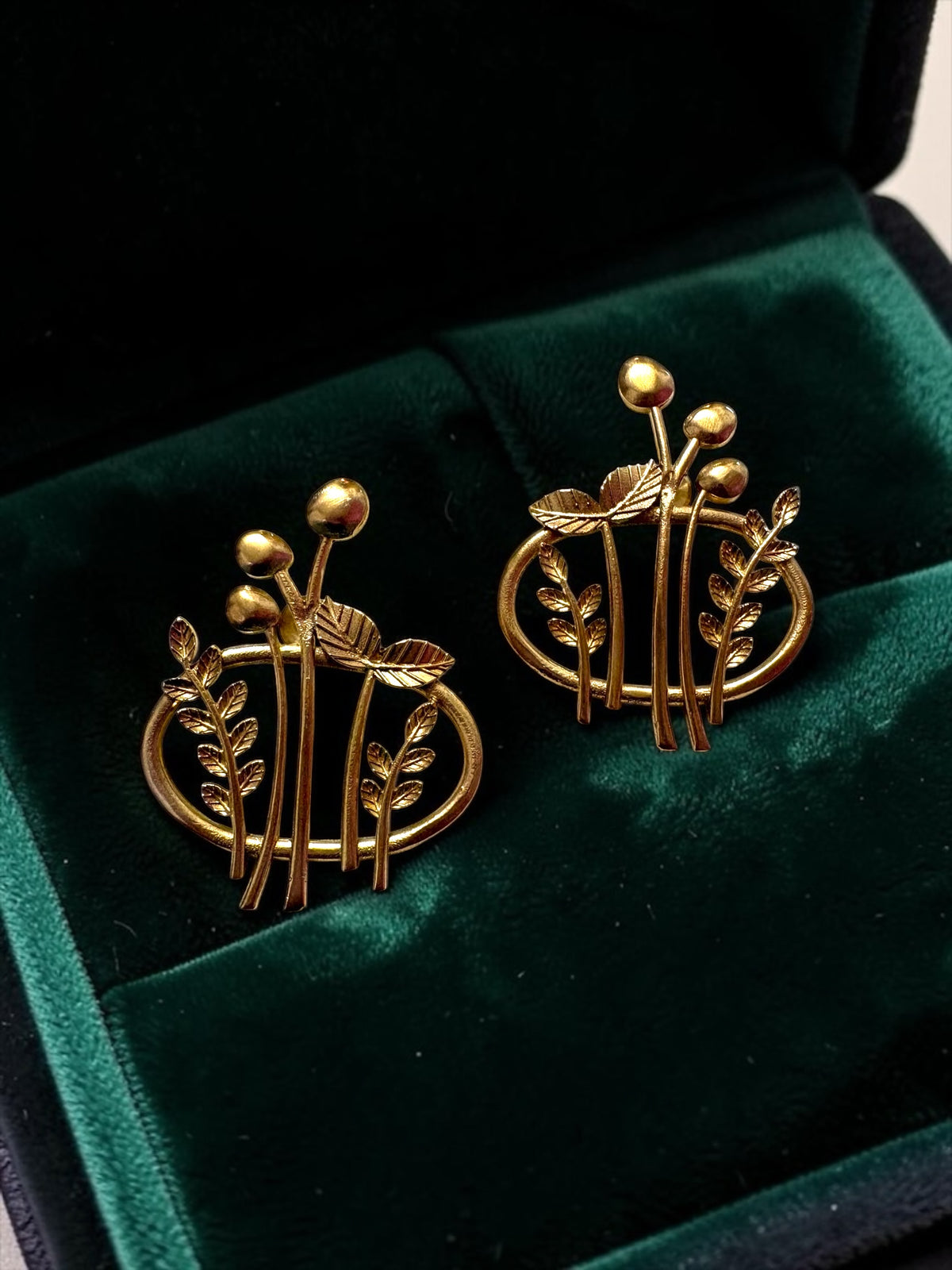 Gulistan Premium Sculptural Brass Necklace Jewelry Set (Necklace, Earrings)