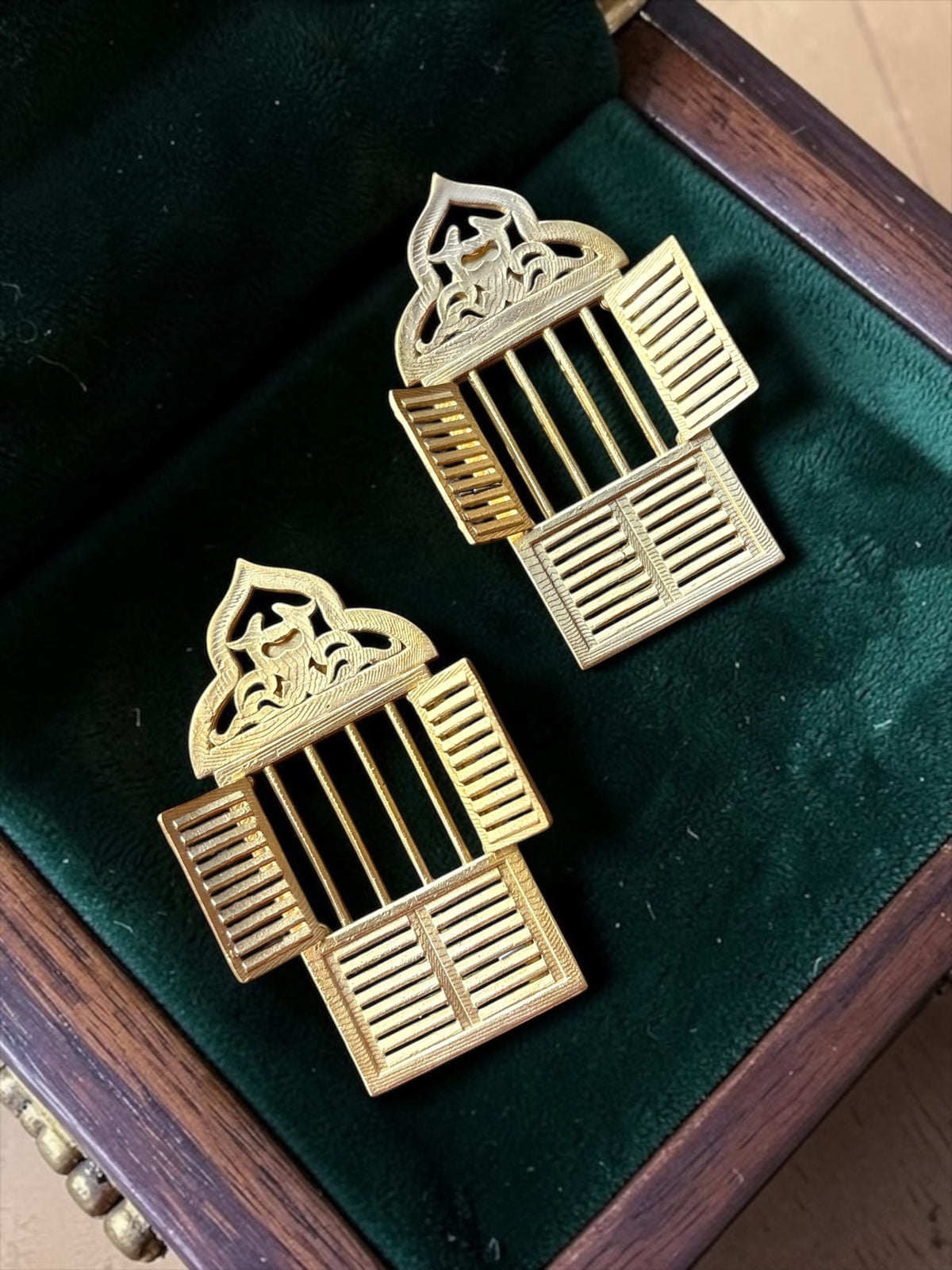 Moner Janala Premium Sculptural Brass Necklace Jewelry Set (Necklace, Earrings)