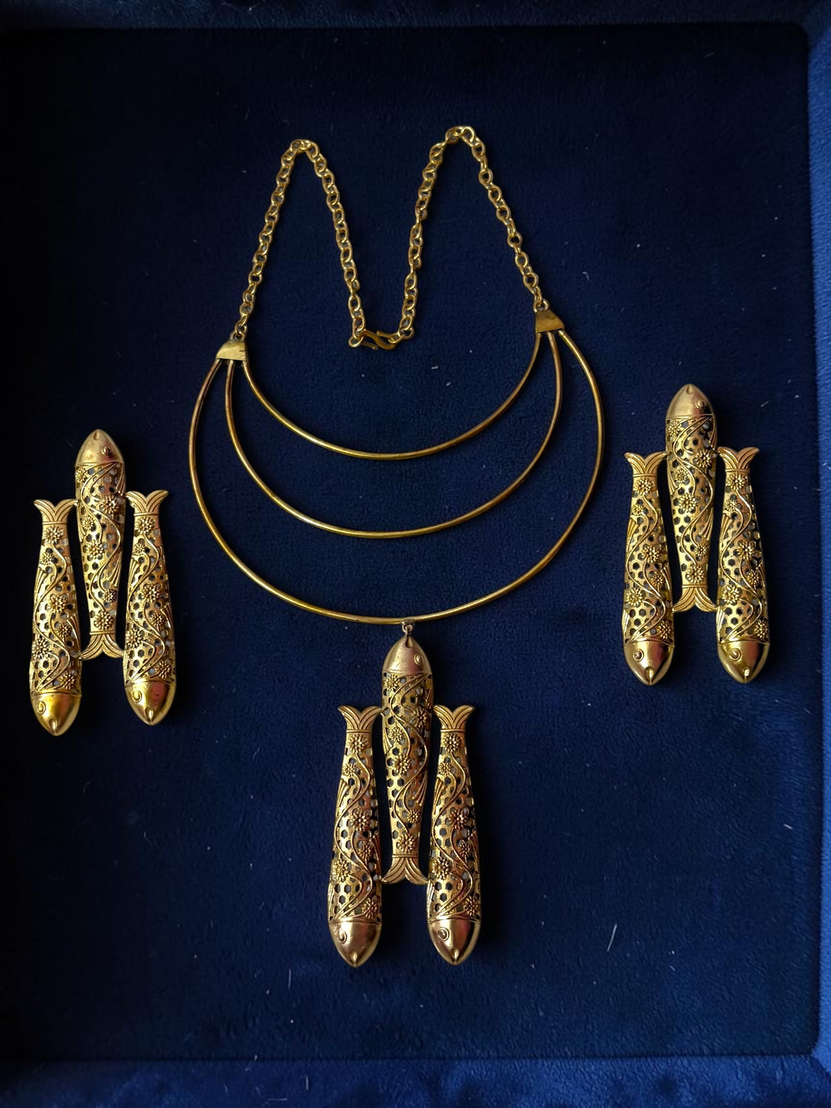 Meenmohini Premium Sculptural Brass Necklace Jewelry Set (Necklace, Earrings)