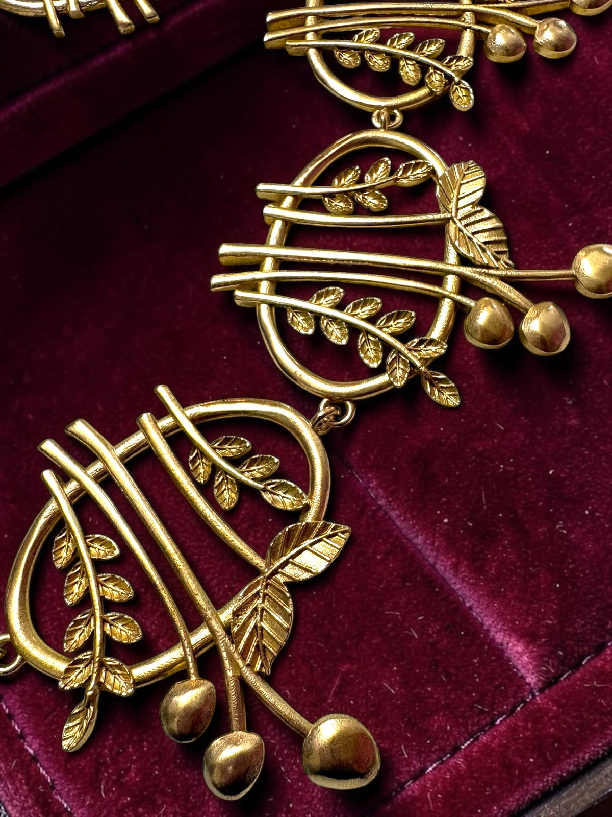 Gulistan Premium Sculptural Brass Necklace Jewelry Set (Necklace, Earrings)