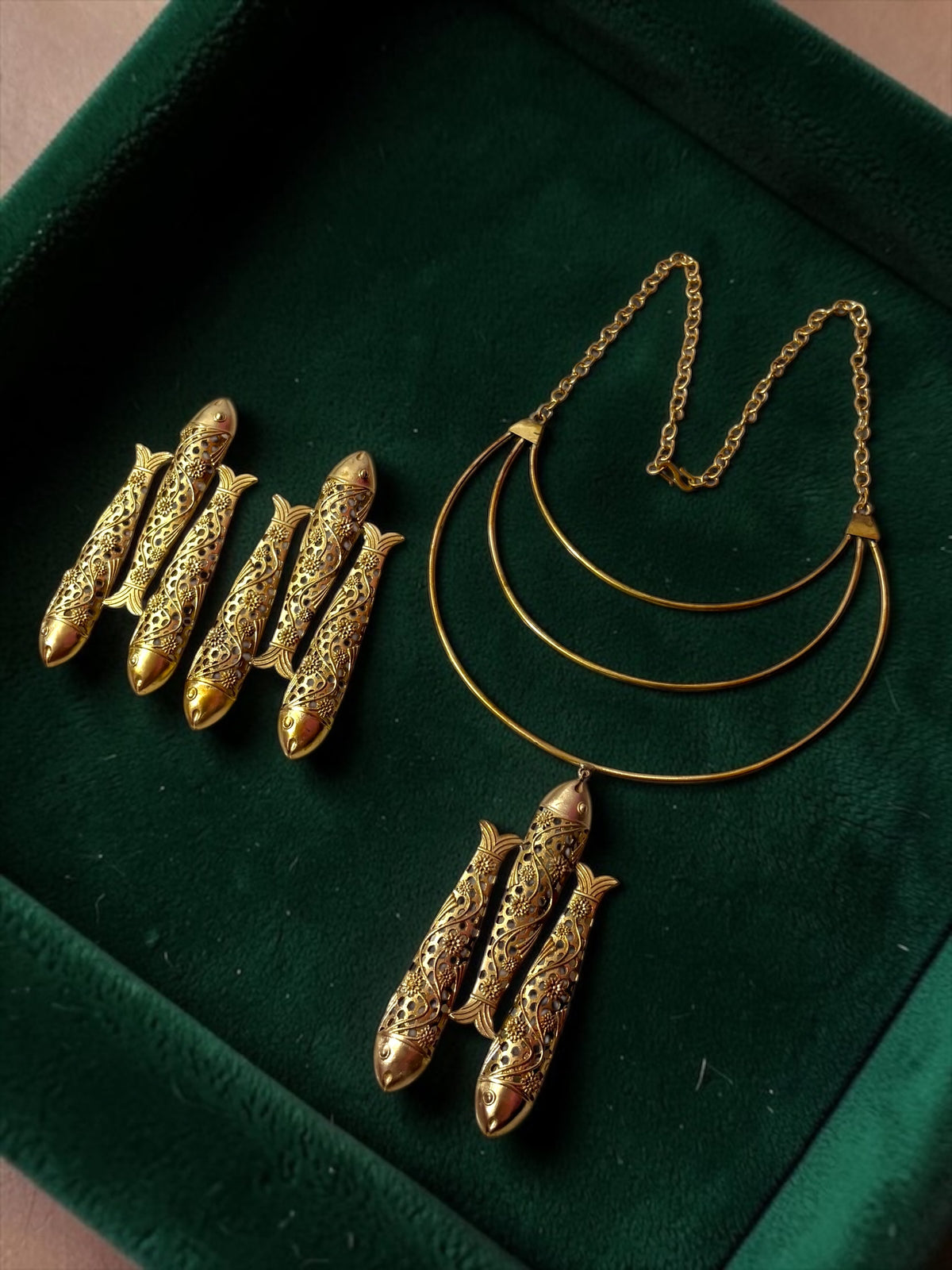 Meenmohini Premium Sculptural Brass Necklace Jewelry Set (Necklace, Earrings)