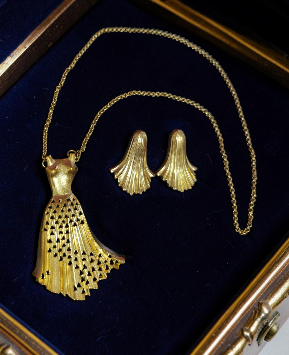 Princess Diana Premium Sculptural Brass Necklace Jewelry Set (Necklace, Earrings)