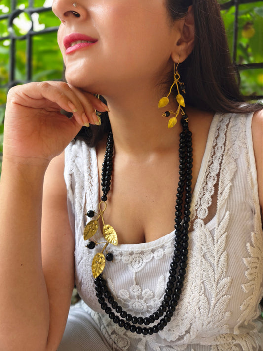 Black Beaded Leafy Pendant Brass Necklace Jewelry Set (Necklace, Earrings)