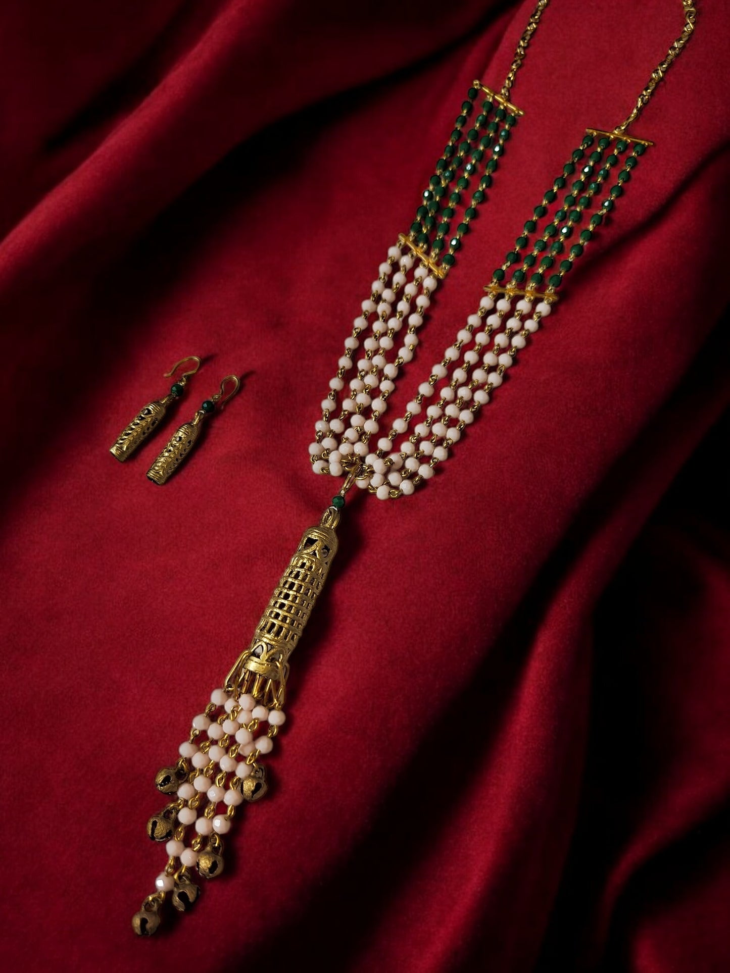 rani-sahiba-white-and-green-dokra-and-crystal-chandelier-brass-necklace-jewelry-set-necklace-earrings