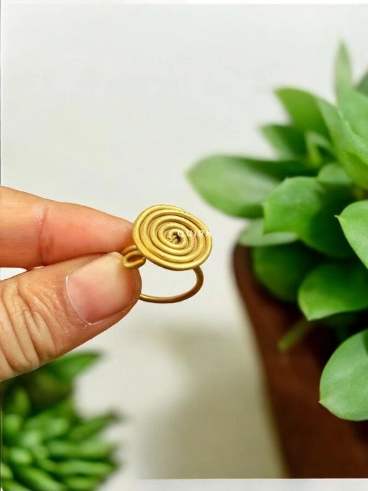 single-spiral-brass-finger-ring