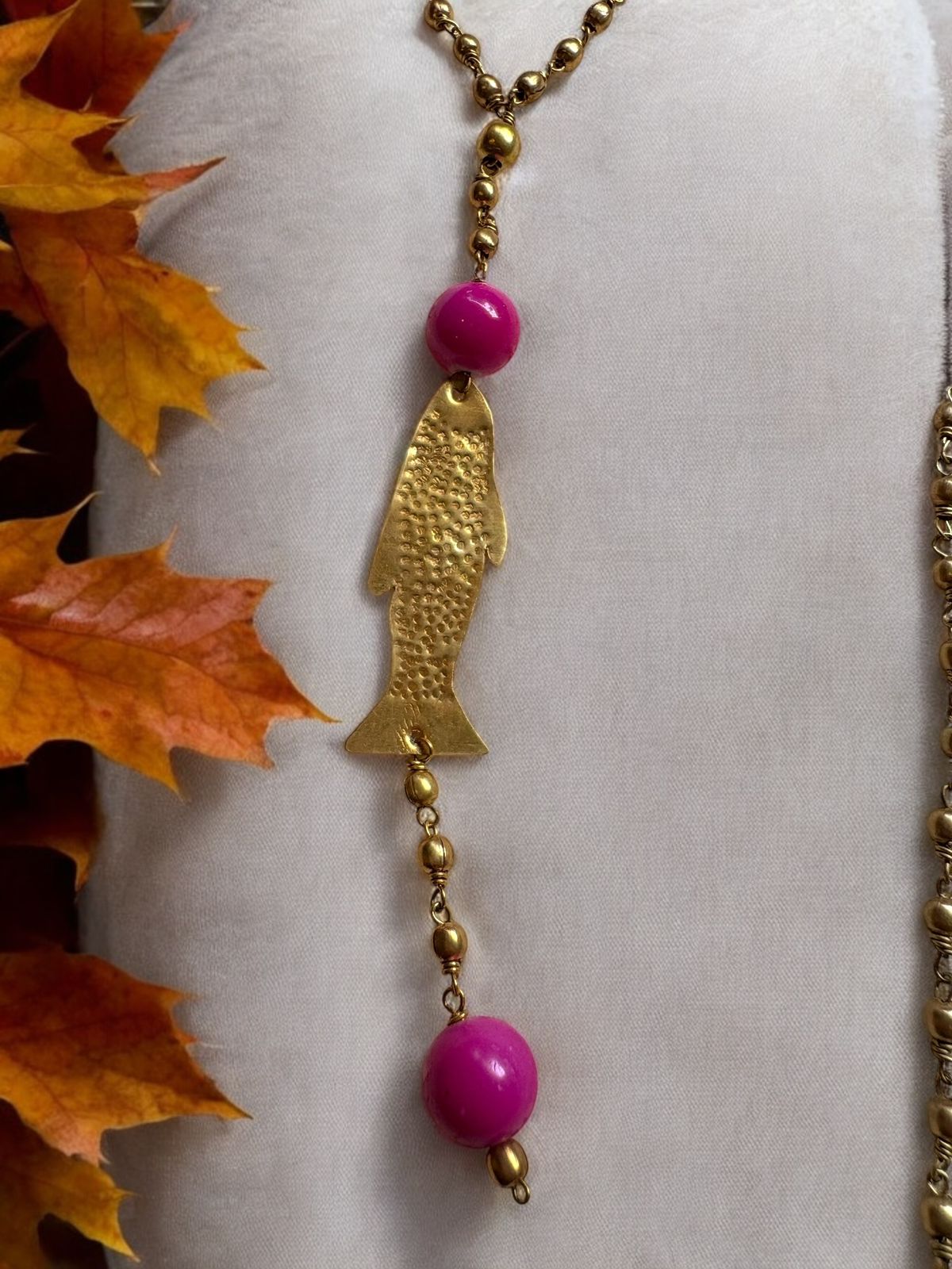 fishy-pink-beaded-brass-pendant-necklace