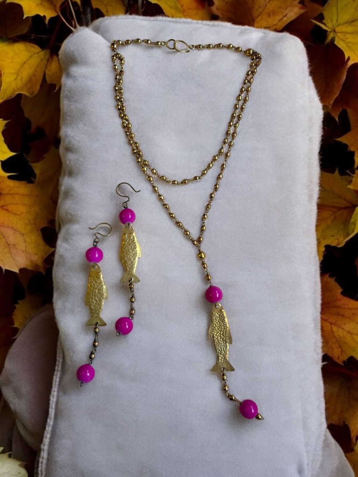 fishy-pink-beaded-brass-pendant-necklace