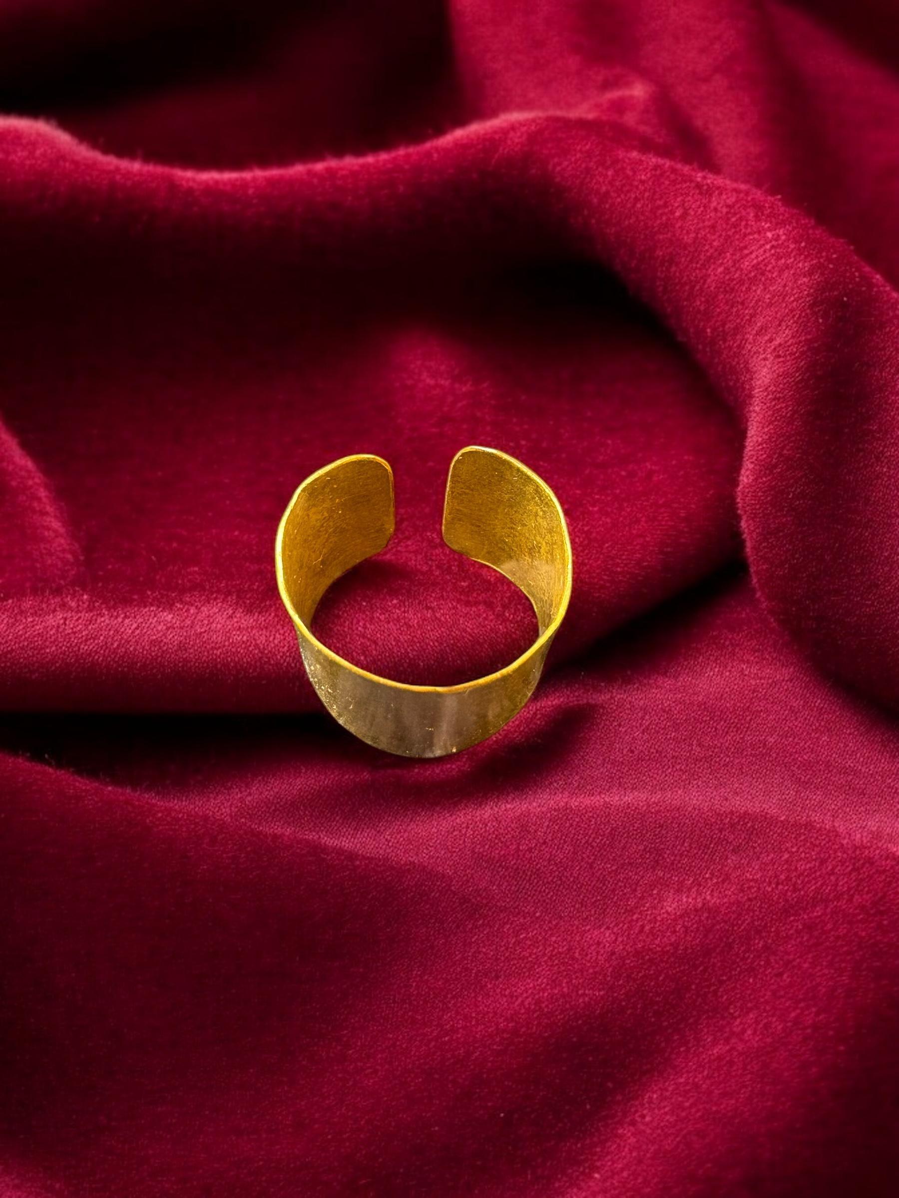 minimalist-band-brass-ring