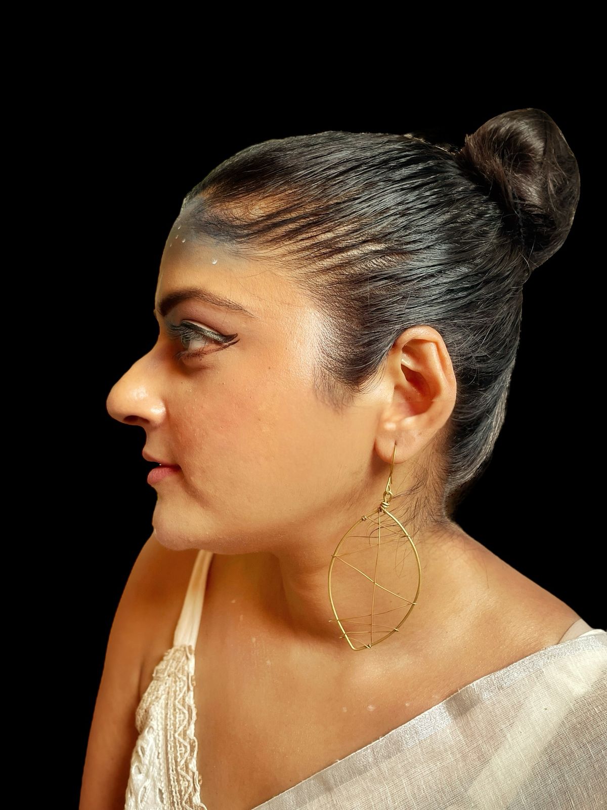 wired-leaf-brass-earrings