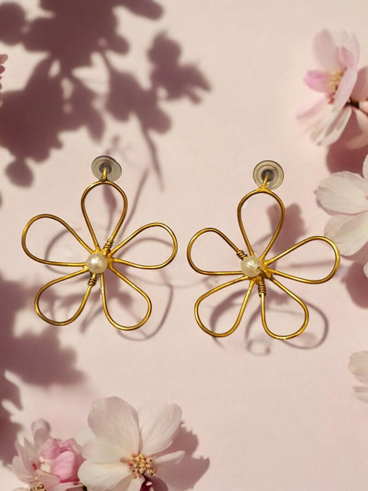 dainty-flower-pearl-brass-stud-earrings