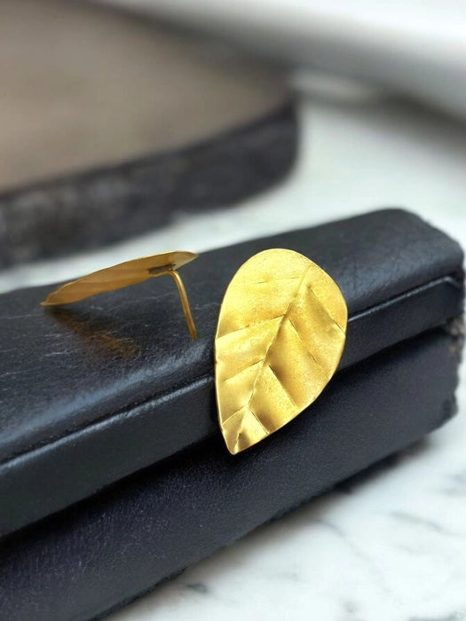 leaf-brass-stud-earrings