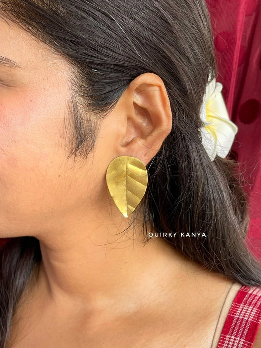 leaf-brass-stud-earrings